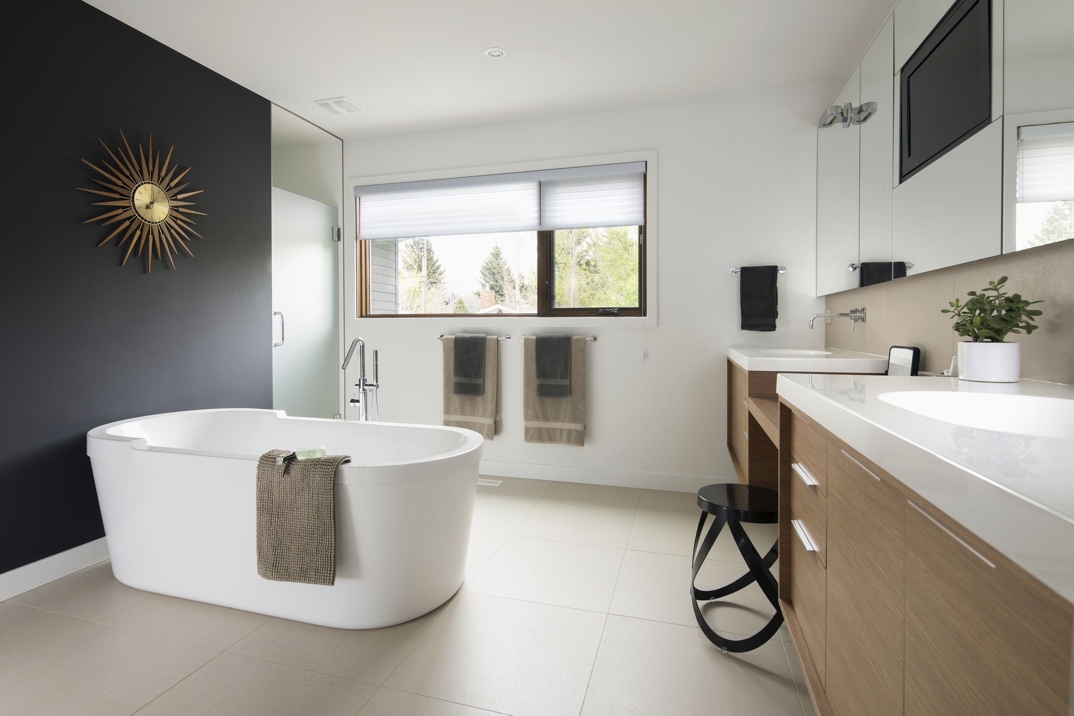 home-showcase-modern-bathroom-with-soaking-tub
